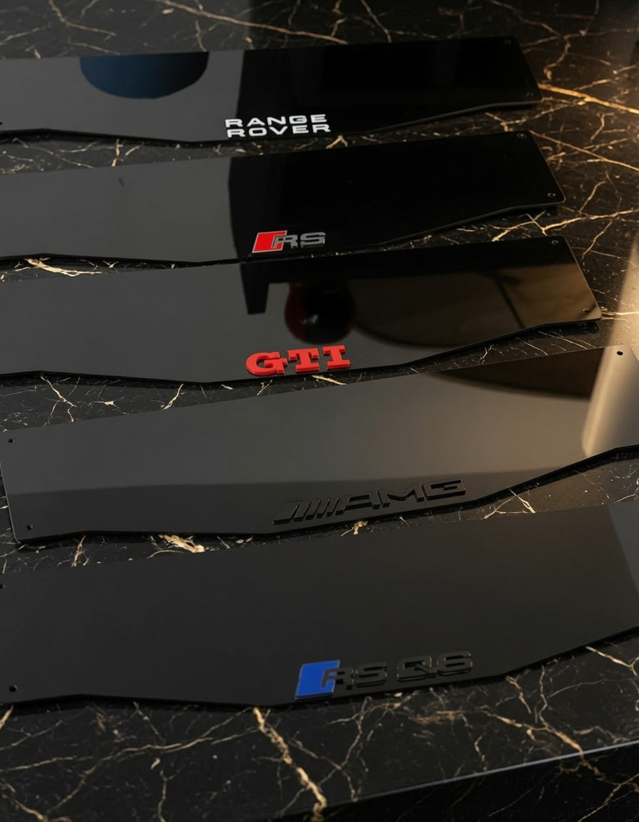 Noir Plates nummerplaathouders met merklogo's — Range Rover, RS, GTI, AMG en RS Q8