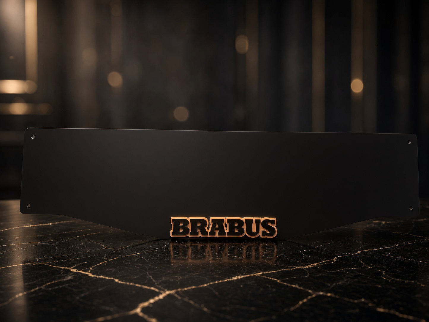 Mat zwarte BRABUS nummerplaathouder met 3D BRABUS-embleem in reliëf, Belgisch formaat