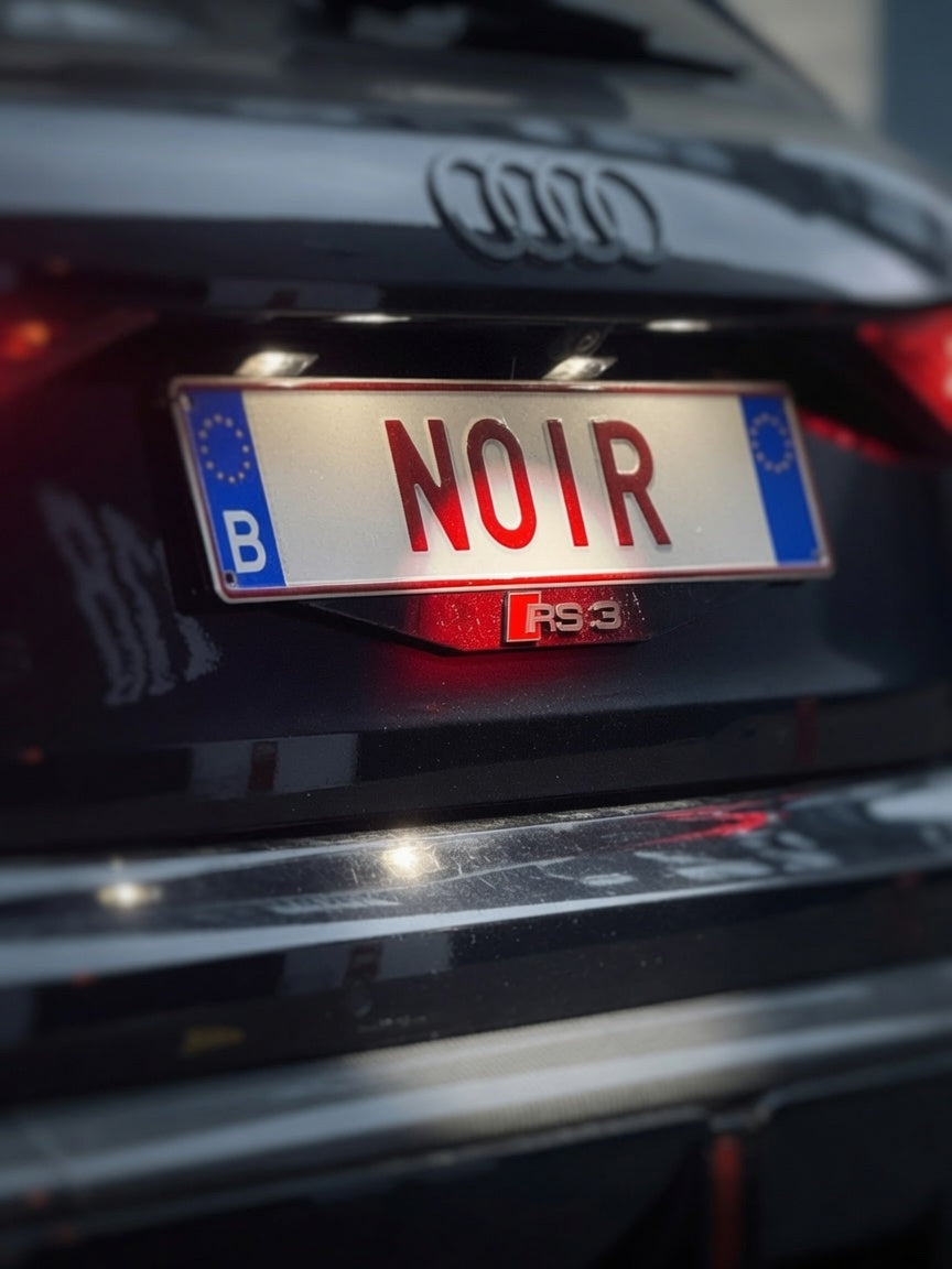 Audi RS3 achteraan met zwarte Noir Plates nummerplaathouder
